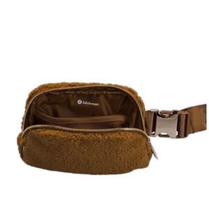 𝅺NWT Everywhere Belt Bag 1L 
Fleece